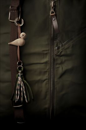 Fugl guldtonet metall nøkkelring med naturlær eik