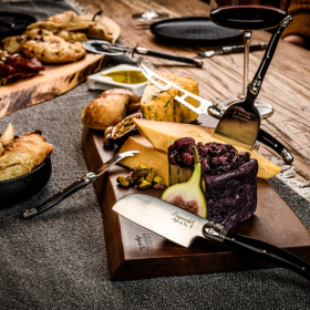 Ostekniver Laguiole black med serveringsbrett