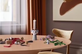 Eva Kalenderlys 2025 Ø5 cm hvit m. deko