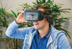 VR briller med integrert hodetelefoner